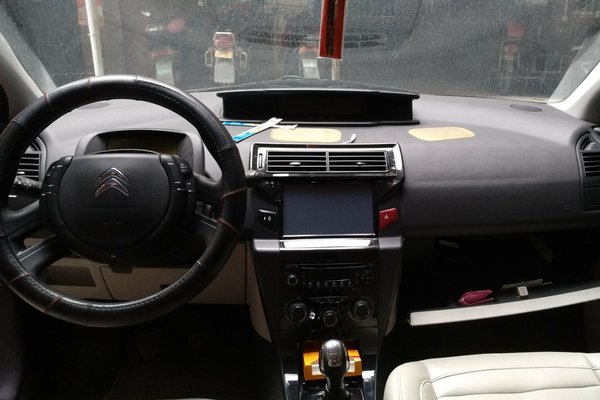 雪铁龙红色内饰,雪铁龙世嘉红色轿车