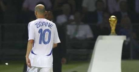 烈士暮年，英雄相惜！06年的齐达内最懂C罗被质疑之痛！