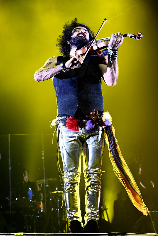 组图“琴魔”艾拉马立肯疯狂炫酷拉！拉！拉！跑跳跪走样样有