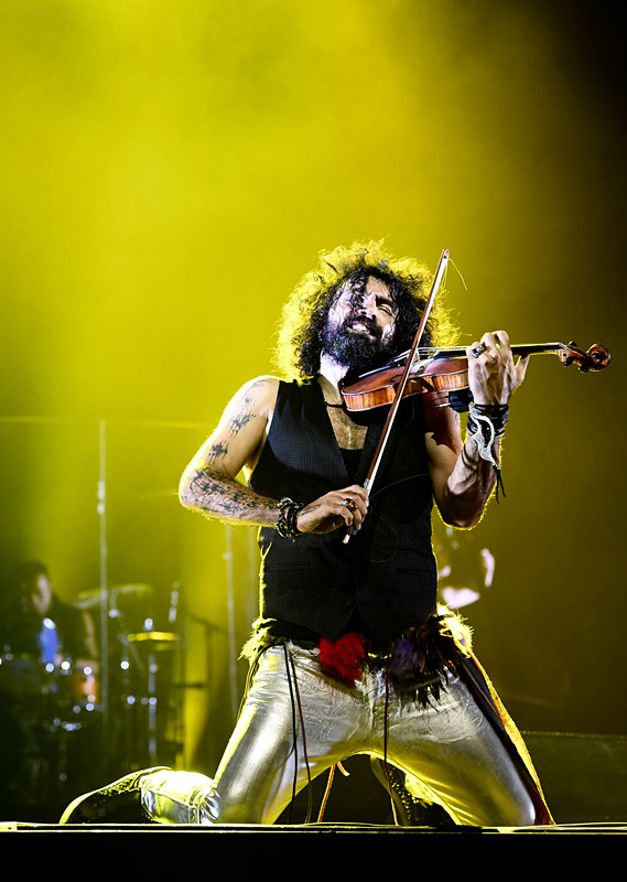 组图“琴魔”艾拉马立肯疯狂炫酷拉！拉！拉！跑跳跪走样样有