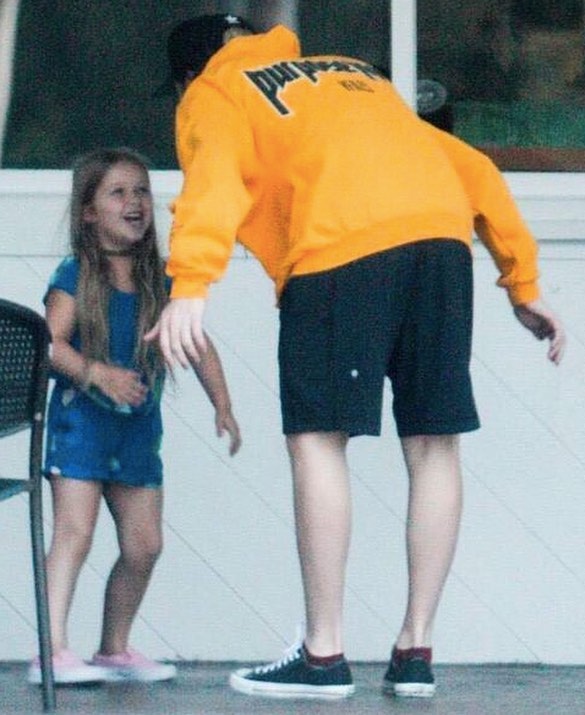 布鲁克林给小七准备的礼物,布鲁克林抱小七小时候