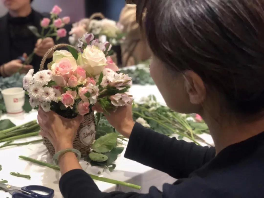借一束花的仪式感是用心的偏爱,借一束光暖一束花