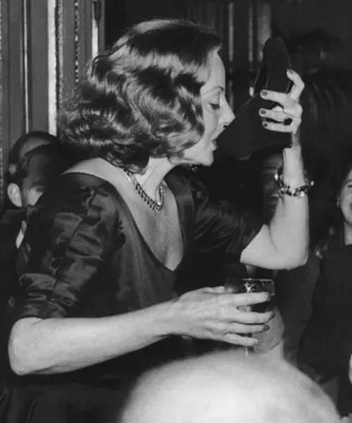 用高跟鞋喝酒好喝吗,用高跟鞋喝可乐