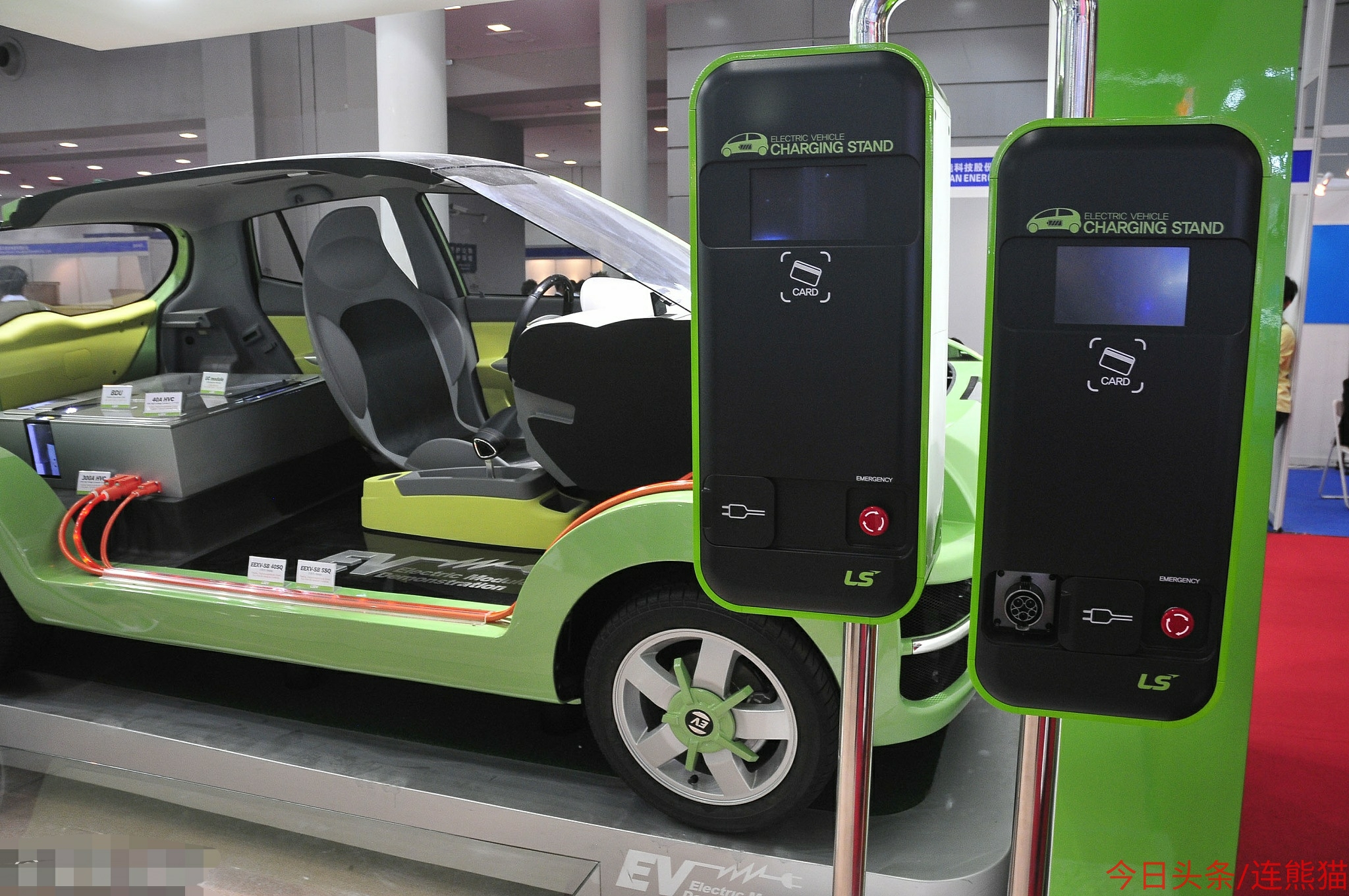 纯电动车和燃油车家用哪个好,新能源电动汽车与老年代步车区别