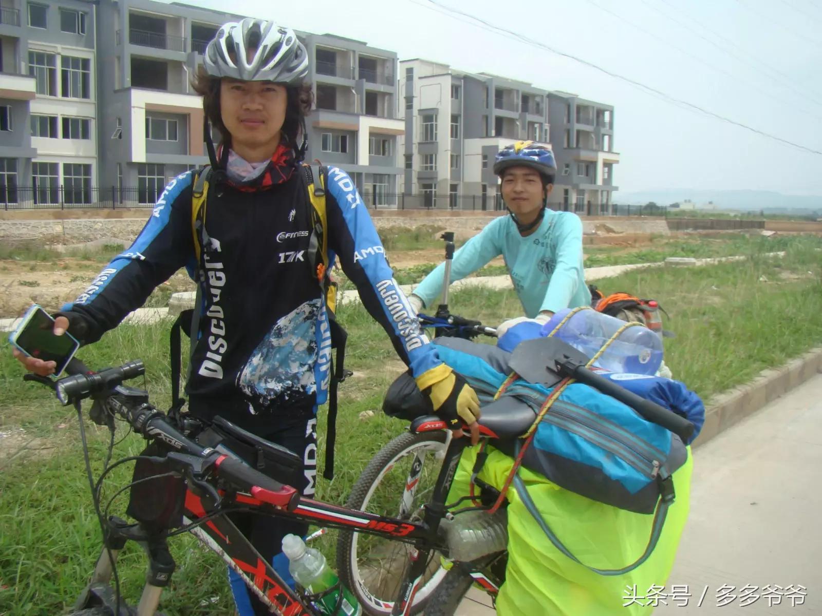 王锡康：我骑长征路纪实D97,沾益县，曲靖市三元宫，馆长赠书，马龙县