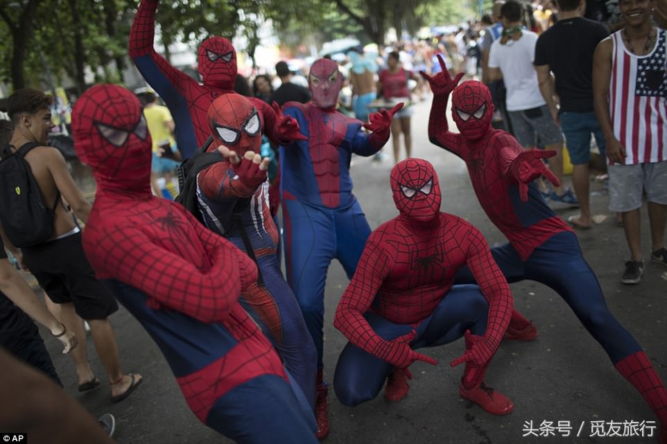 巴西的狂欢者们脱下衣服尬舞，只为下个月的狂欢节热身