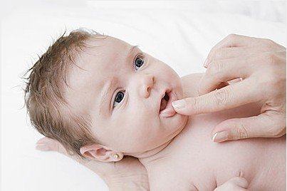 宝宝嘴唇上干裂怎么办最有效,宝宝嘴唇干裂原因及治疗方法