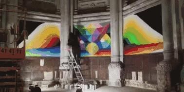 上帝涂鸦：他将废弃教堂变成了彩虹天堂