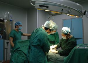 准妈妈下身流血腹痛难忍急就医，最后的结果让医生苦笑不得