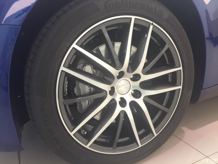 美女开玛莎拉蒂高速实拍原声视频,女车主提车