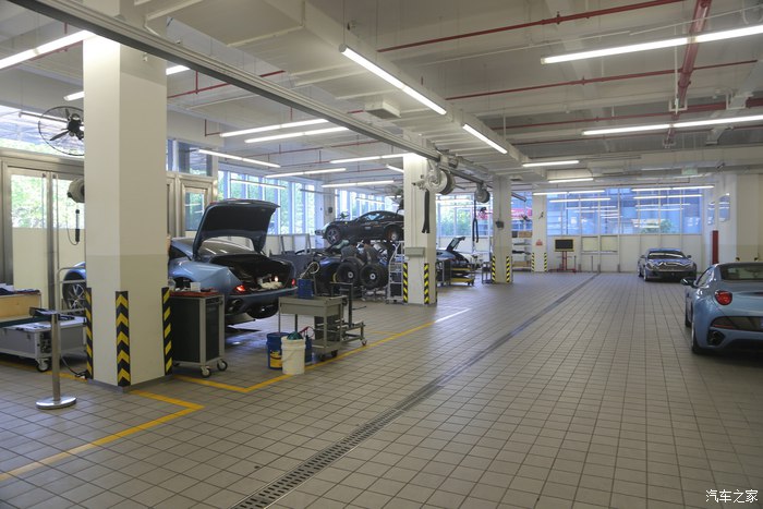 美女开玛莎拉蒂高速实拍原声视频,女车主提车