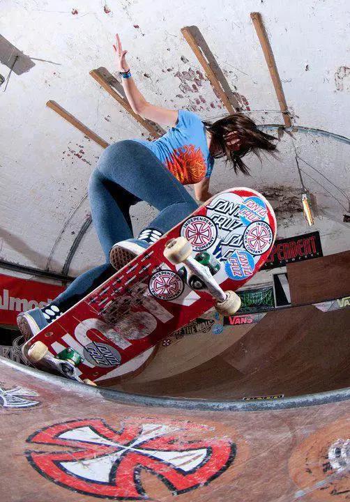 上帝涂鸦：他将废弃教堂变成了彩虹天堂