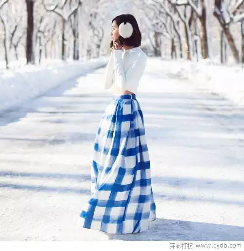 她长得不咋地又黑又矮穿得竟比明星还漂亮！