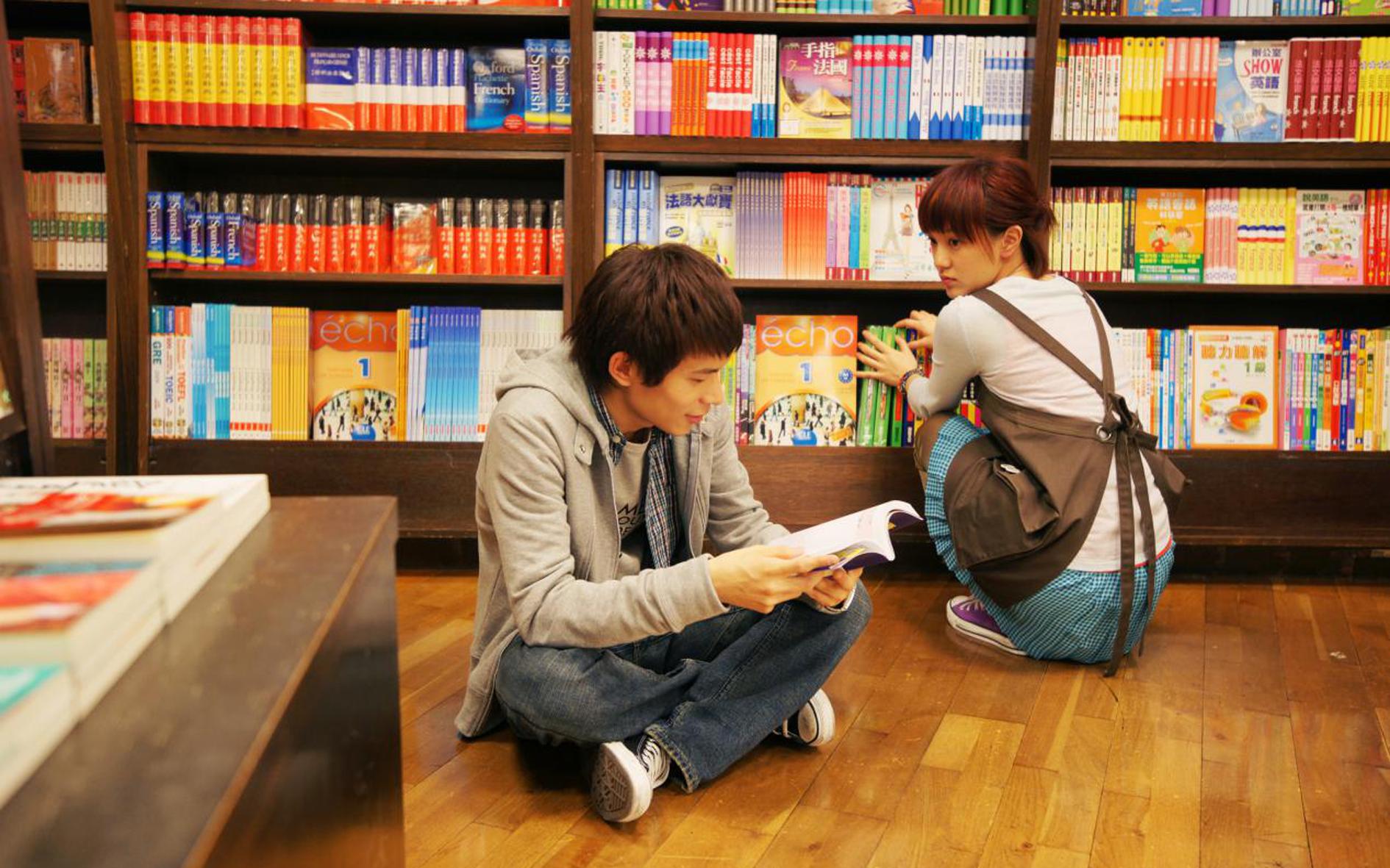 在书店里度过了一个下午,在书店度过美好的时光