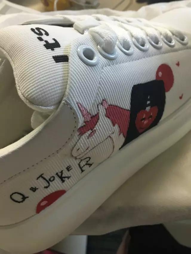 撞衫撞鞋了,撞衫就算了居然还撞鞋