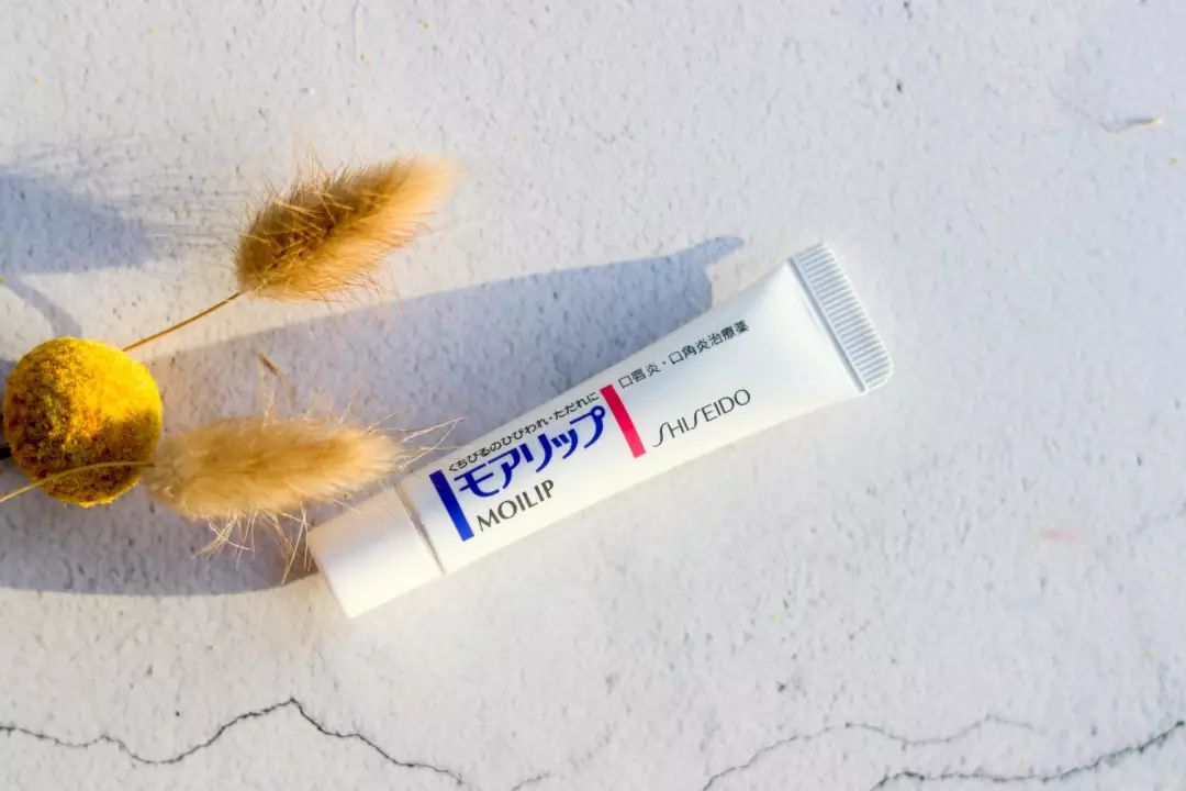 男士嘴唇干裂脱皮怎么回事,男士嘴唇干裂脱皮怎么办