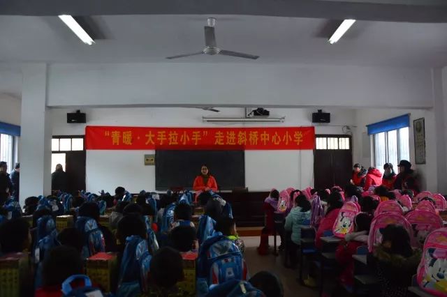 第六年了，他们总是带着满满的爱让孩子插上梦想的翅膀