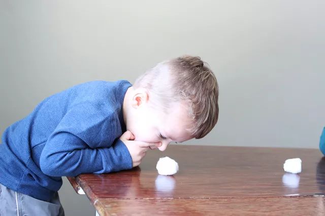 大人教小孩子弄鼻涕方法,怎么教小宝宝擤鼻涕