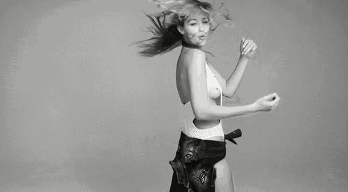 头发干枯没营养是气血不足吗,洗发水洗完头发干枯毛糙是缺什么