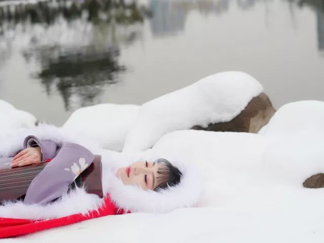 雪中抚琴琴写意，氿边听风风传心