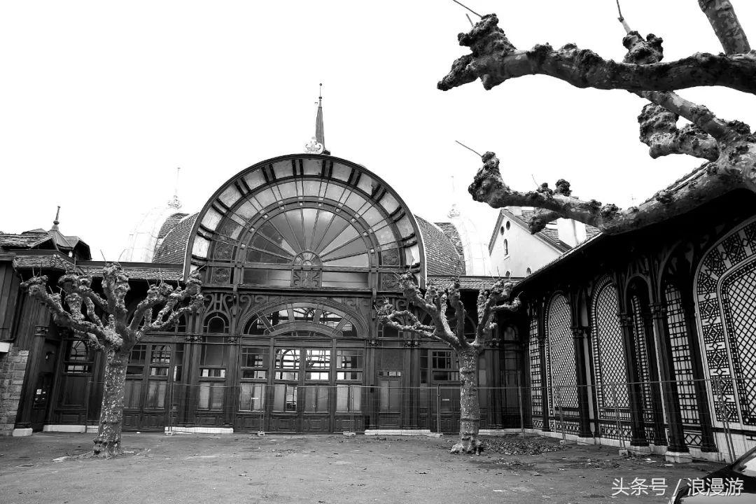 下雪天，在法国依云小镇的户外温泉泡汤，泡的全是依云水