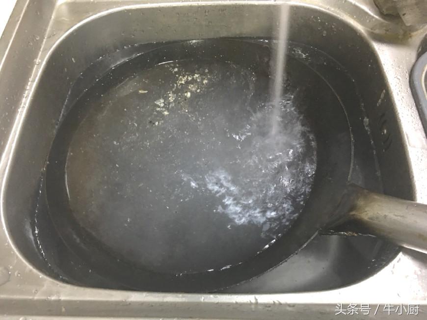 大厨教你如何把铁锅变成不粘锅,只需一招铁锅秒变不粘锅