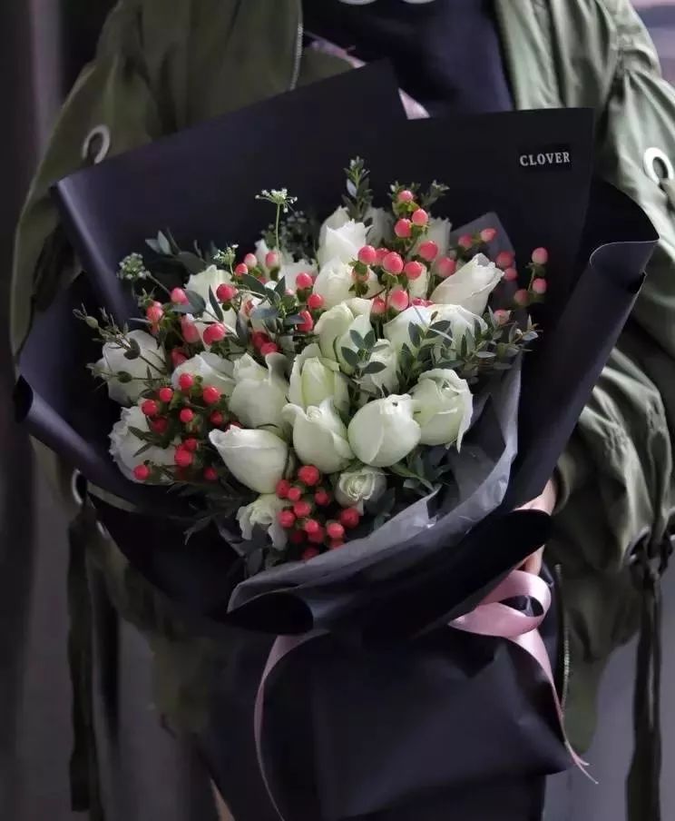 怎么送鲜花较为浪漫一点,送人玫瑰手有余香的前两句是什么