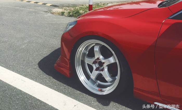 这台低姿态的亮红锐志甘愿深受其的毒害