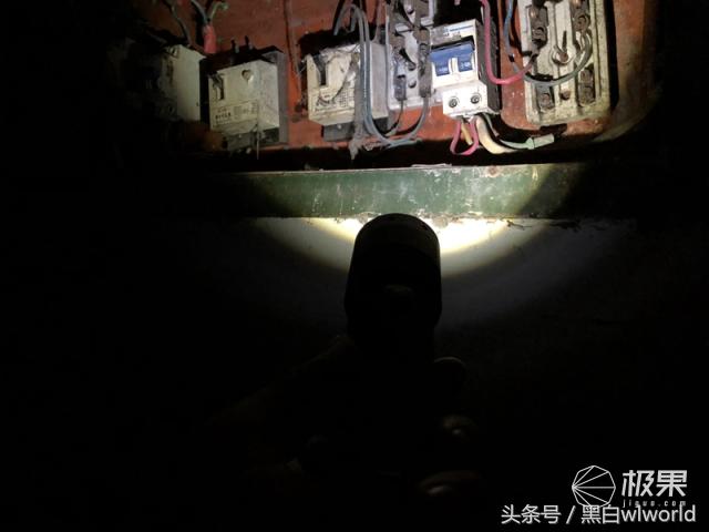 强光家用手电筒远射超亮,照明超远强光手电