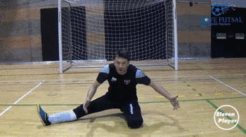 门将k字形封堵劈叉,5人足球门将出击教学