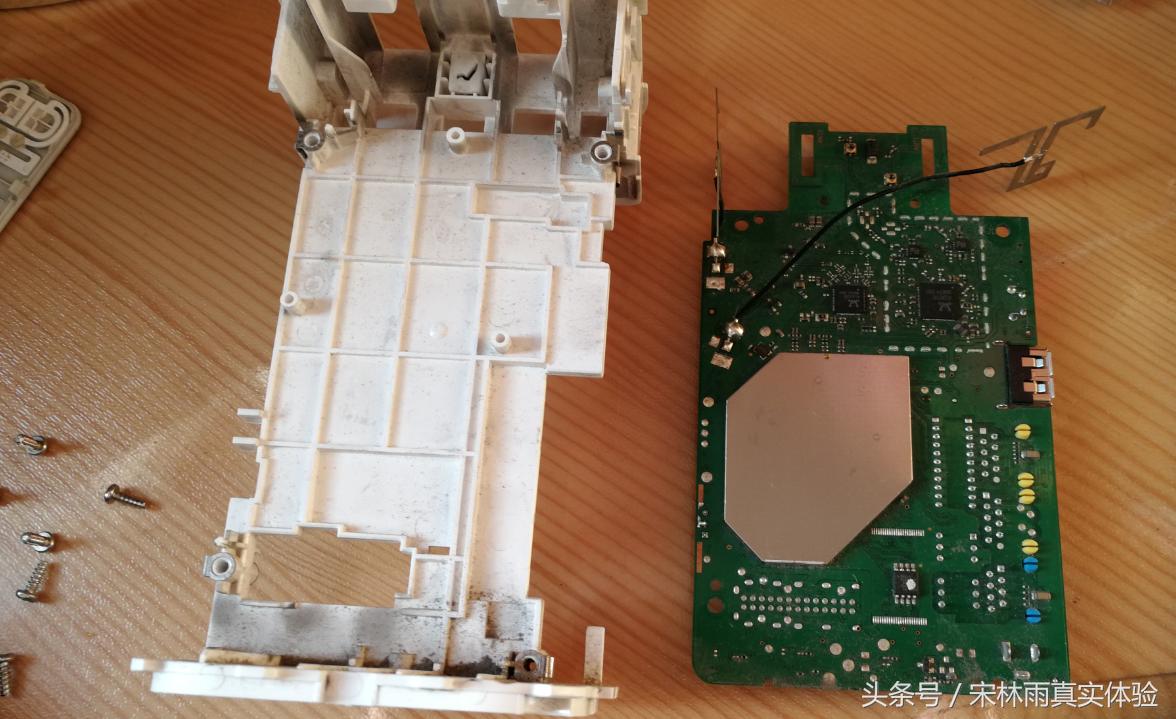 用了三年的荣耀立方路由器能有多脏，那就给他洗个澡吧！