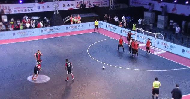 足球精灵小罗十佳球,小罗足球巅峰之战