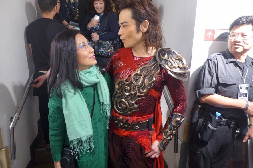 汪明荃不老女神一字肩上衣减龄,汪明荃70岁冬季穿搭