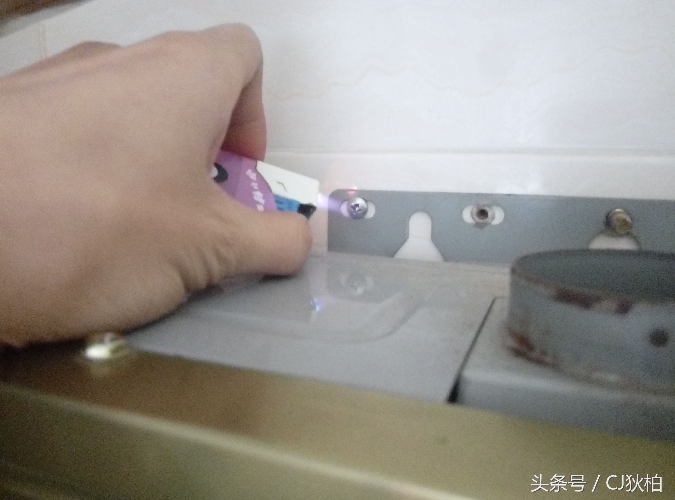 在家里螺丝滑牙了怎么拧下来,螺丝机滑牙怎么办