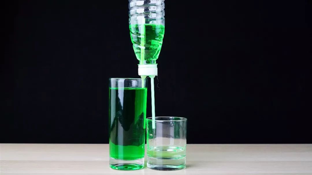 用吸管和矿泉水瓶做的实验喷泉,水从低处往高处流装置