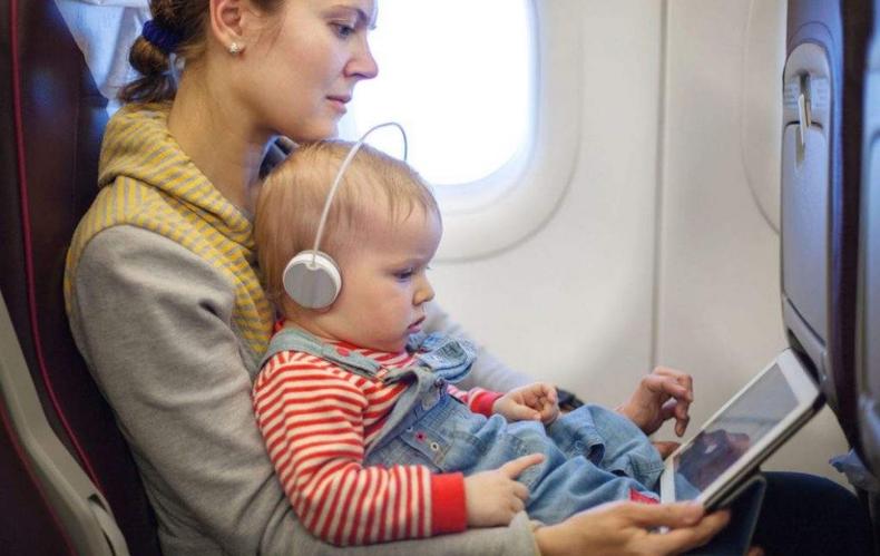 宝宝坐飞机哭闹不停视频,两岁坐飞机如何防止哭闹