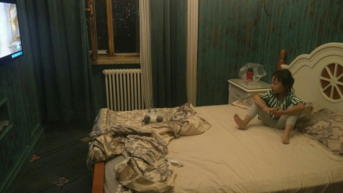 一家老小都去旅游啦,一家老小去游玩