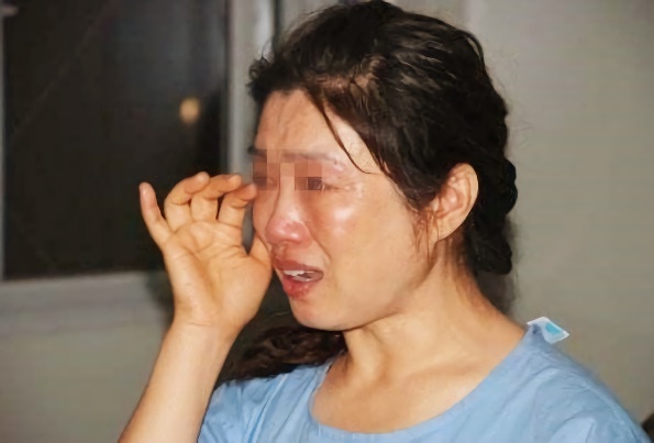 丈夫重病去世，无赖老头欺凌孤儿寡母，儿子怒揍他半身不遂