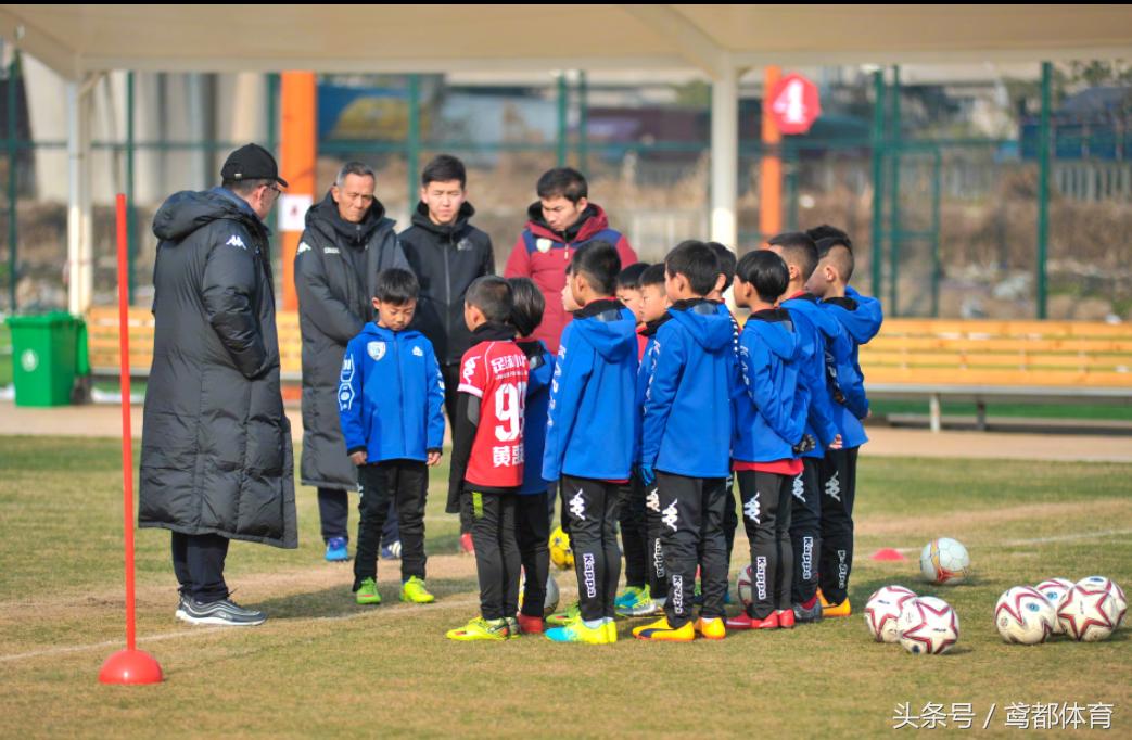 中国足球小将4-2战胜荷兰闯进决赛,中国足球小将表现让英国教练吃惊