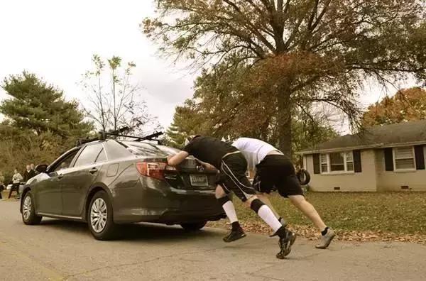 车子老是熄火油表灯亮,油表灯上面的标志亮了