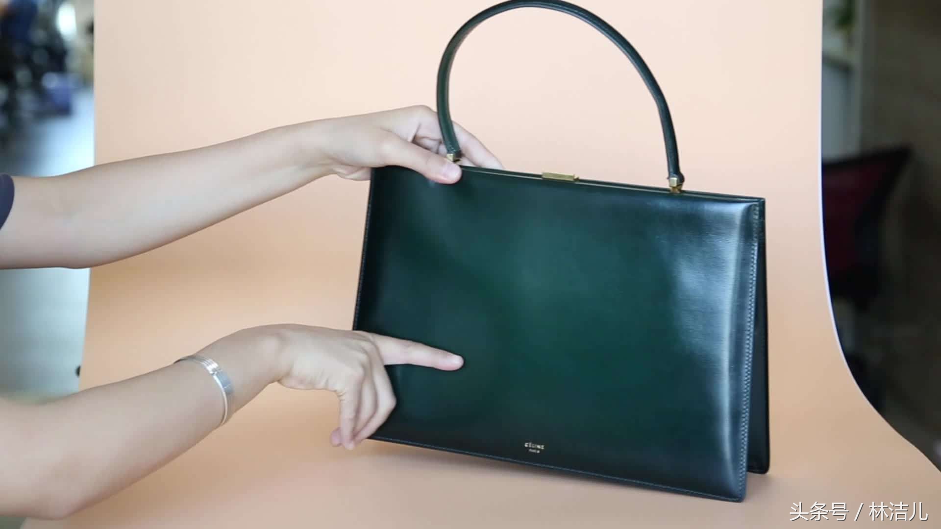 这个女人太强大了，她设计的所有包都成了爆款，连王菲都爱得不行