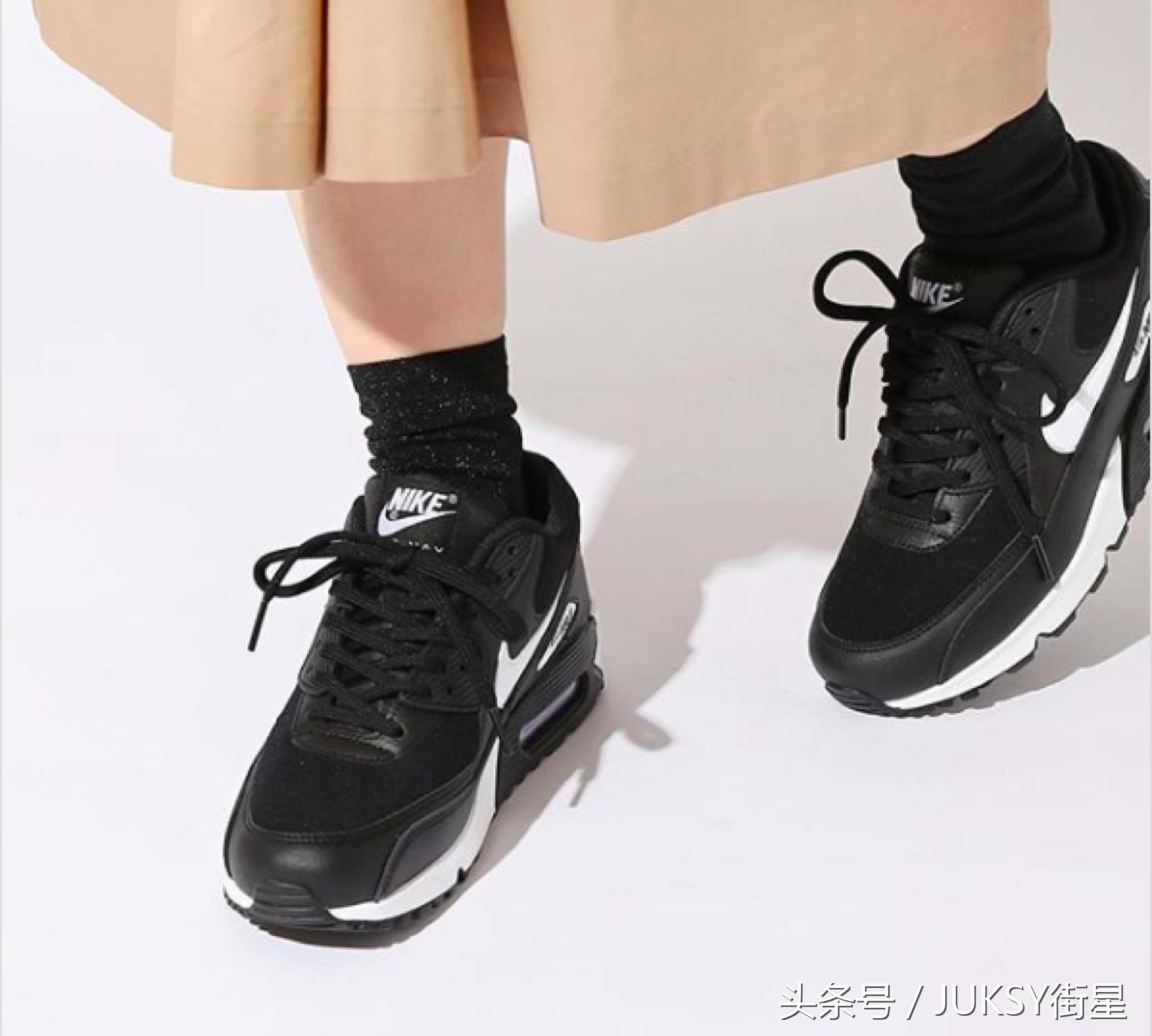 日本球鞋名店atmos的潮男潮女店员，在冬天如何配搭球鞋？