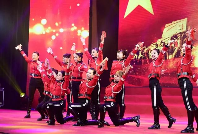 慰问演出现场震撼,警察震撼演出