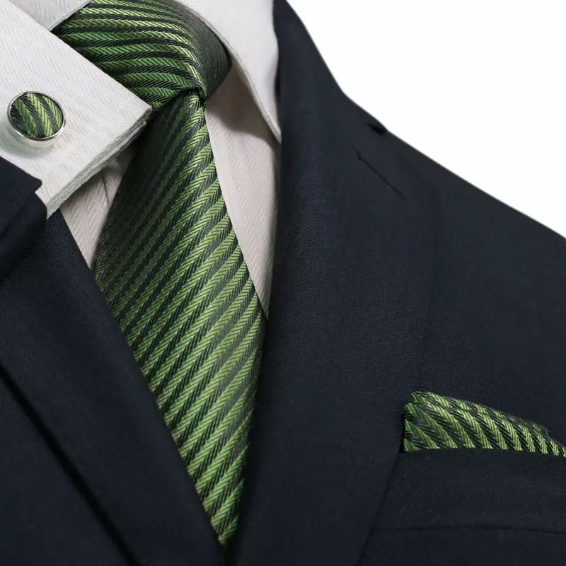 根据场合合理搭配,领带的选择和打法