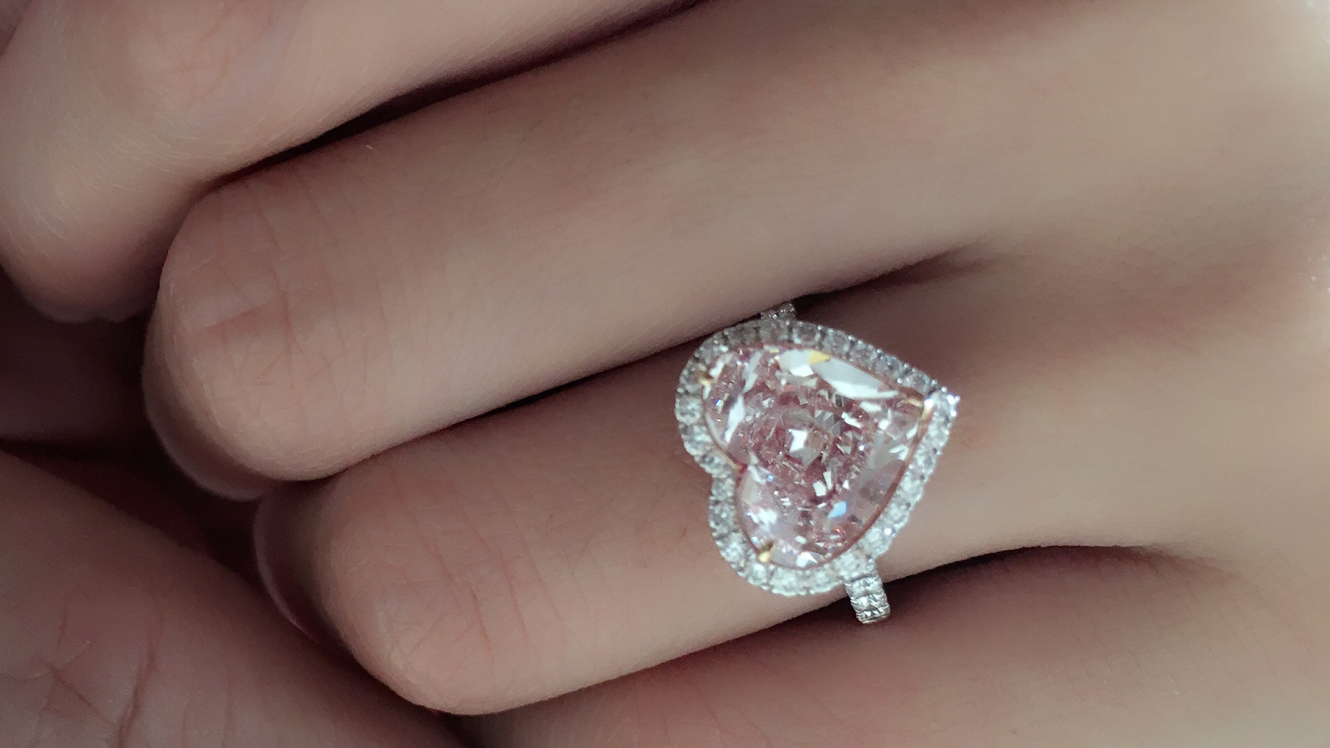 结婚选到意义非凡的钻戒,心形钻戒婚戒怎么选怎么订