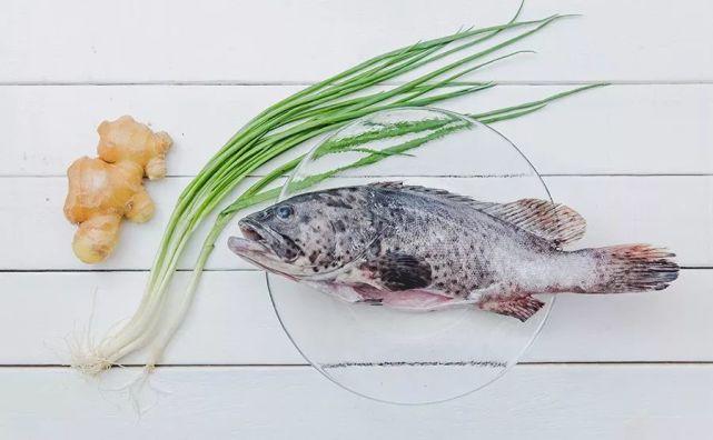 家宴上简单美味的清蒸石斑鱼,年年有余清蒸石斑鱼年夜饭