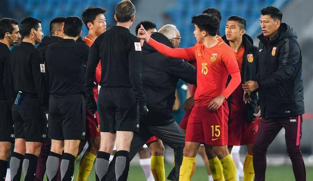 中国足球比赛裁判被骂,中国足球裁判被骂现场