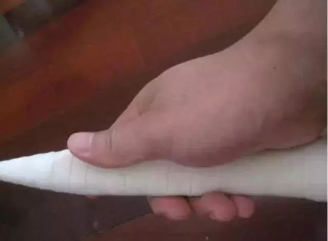 羽毛球的发球技巧与规则,羽毛球的发球正确方法与技巧