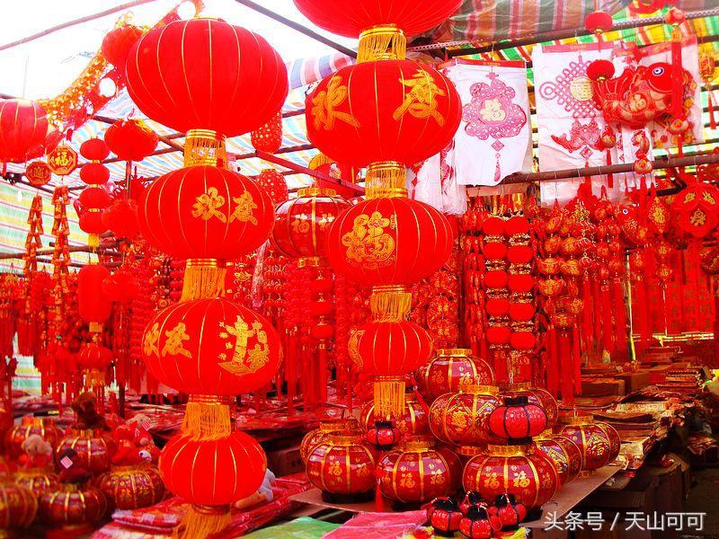 贴对联挂起红红火火的灯笼,红红火火过大年大红灯笼高高挂