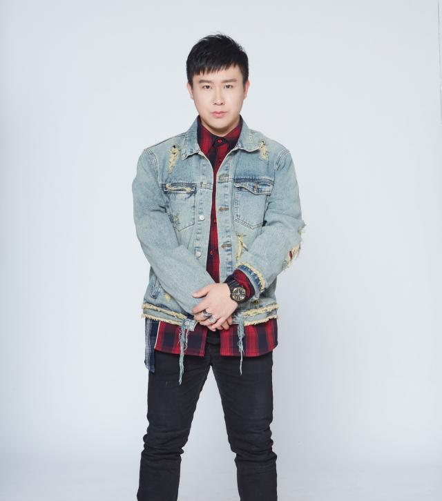 联通手机铃声一个男的唱的,联通电话铃声是什么歌